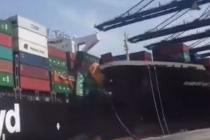 Accident naval intr-un port asiatic. Mai multe containere au ajuns in apa (video)