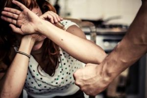 Bărbat anchetat după ce şi-a ameninţat şi bătut iubita, şantajând-o cu distribuirea ...