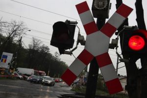 A ajuns cu maşina pe calea ferată, după ce s-a urcat băut la volan