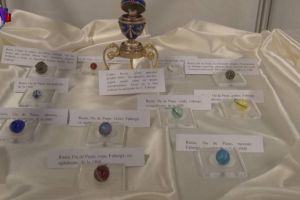 Opt ouă Fabergé originale şi alte câteva sute de ouă de Paşte de pe cinci continente, ...