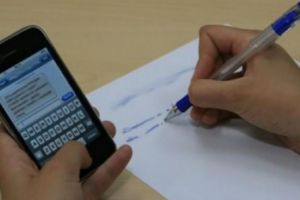 Un elev al Colegiului Tehnic Rădăuţi a fost surprins încercând să copieze cu telefonul mobil
