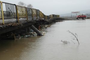 Podul dintre Crihalma şi Comăna, distrus de inundaţii. Circulaţia este oprită