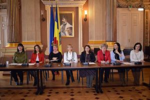 Ziua Mondială a Asistenţei Sociale, marcată la Arad! Tinerii din cadrul DAS au pregătit o expoziţie deosebită cu această ocazie (GALERIE FOTO)