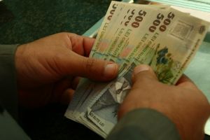 Bătrân de 78 de ani prădat de 9000 de lei