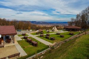 Din aprilie, INTERZIS cu animale de companie la Baza de Agrement de la restaurantul Panoramic. Vezi noul Regulament de funcţionare şi amenzile prevăzute în cazul nerespectării lui