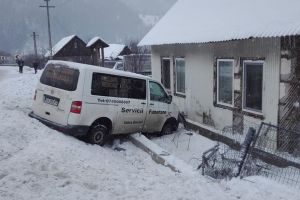 O maşină pentru transport decedaţi a intrat în gardul unei casei