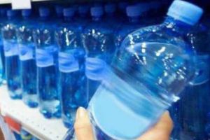 CONCLUZIA ȘOCANTĂ a unui studiu. APA ÎMBUTELIATĂ este CONTAMINATĂ