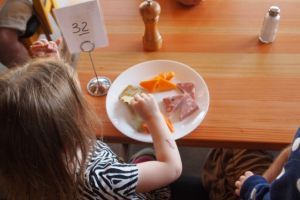 Alimentele interzise în meniurile grădiniţelor. Care sunt cele mai nocive lucruri de care trebuie să ne ferim copiii