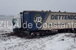 Imagini de la eveniment: TIR proiectat in camp, intre Movilita si Techirghiol (galerie foto+video)