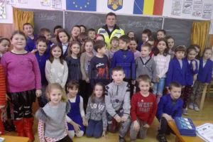 Activităţi preventive şi de informare, desfăşurate de poliţişti în şcoli, în luna ...