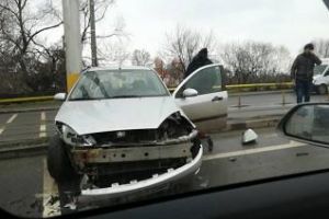 Accident între un autoturism şi o autoutilitară pe strada Oaşului FOTO