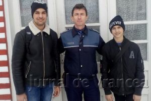 Doi elevi din Homocea au predat la poliţie un portofel plin cu bani, găsit pe stradă