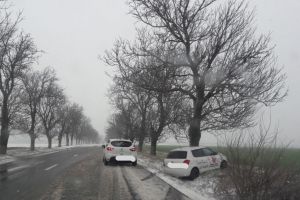 Accident rutier pe DN38 in apropiere de Comana, judetul Constanta. O masina a intrat intr-un copac