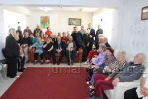 FOTO: Căminul de Bătrâni Focşani, la ceas aniversar. De ziua lor, bătrânii au fost tunşi şi coafaţi gratis