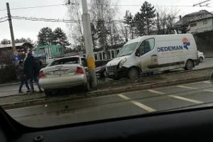 Accident pe strada Oaşului! Șoferii au uitat cum se conduce - FOTO