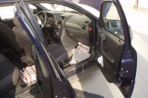 Șoferiţă oprită în trafic de poliţişti. Ascundea ţigări de contrabandă în maşină