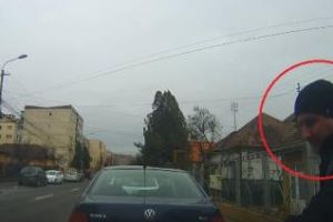 Cluj: Bărbat FILMAT când îndoia ştergătoarele maşinilor de pe o stradă - VIDEO