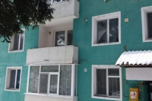 S-a spânzurat de uşă