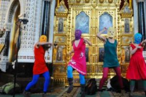 Pussy Riot, protest cu cagule faţă de realegerea lui Putin