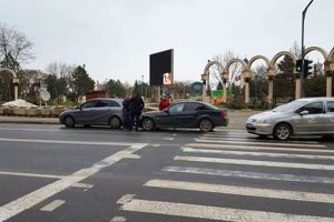 FOTO ȘTIREA TA: Tamponare pe Bulevardul 1 Decembrie 1918, din Alba Iulia, din cauza nerespectării distanţei regulamentare