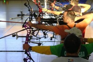 Tinerii sportivi de la Deva şi Aninoasa au obţinut patru titluri şi 15 medalii la Naţionalele de tir cu arcul