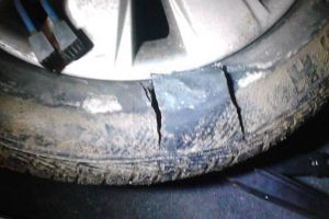 FOTO. Cratere care îţi taie anvelopa, în judeţul Satu Mare. Păţania unui sătmărean