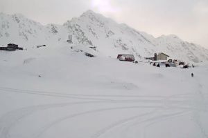 Risc mare de avalanşă în zona Bâlea Lac. Zăpadă de doi metri şi jumătate