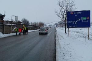 Steagul Unirii trece Prutul. Bistriţeanul Antal Francisc şi doi nevăzători îl duc la Chişinău (FOTO)