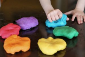 Plastilina, jucăria care îi dezvoltă creierul copilului