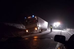 Avalansa de accidente din cauza poleiului, pe drumurile din Timis