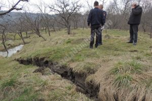 VĂLENI DÂMBOVIȚA:  500 de familii nu au apă, după ce alunecarea de teren a rupt conducta prinicipală