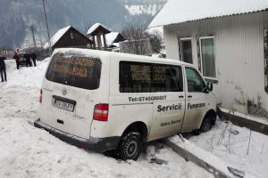 O maşină funerară a intrat în gardul unei case, în „curba morţii” de la Prisaca Dornei