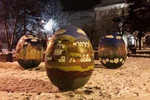 Ouăle uriaşe de Paşti îşi reiau locul în ”cuibarele” din Bistriţa