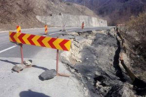 Restricţii pe DJ 131, în urma unei alunecări de teren