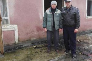 Bătrână din Nenciuleşti, scoasă din flăcări de vecin şi agentul de la Postul de Poliţie