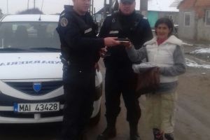 Geantă cu acte, bani şi carduri bancare, găsită de jandarmi