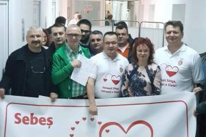 Sebeşul încurajează donarea de sânge: Primarul Dorin Nistor, viceprimarul Adrian Bogdan  şi angajaţi din primărie au donat sânge, miercuri, la Spitalul Municipal