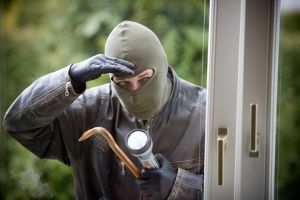 Unii şi-au pierdut minţile! Au profitat de uşa descuiată de la casă şi au furat…