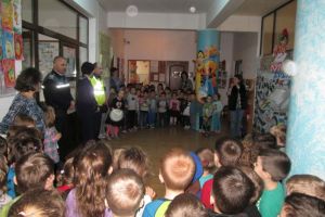 FOTO. Activităţi educative ale poliţiştilor la Grădiniţa ”Dumbrava Minunată”: 100 de fotografii, strânse de la înfiinţarea unităţii preşcolare
