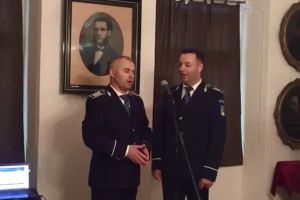 VIDEO: Cum cântă cei mai talentaţi poliţişti din Alba melodia ”Aşa-i românul”