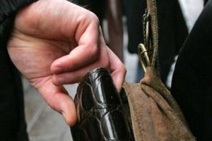 Bătrână jefuită în autobuz. A rămas fără ultimii bani