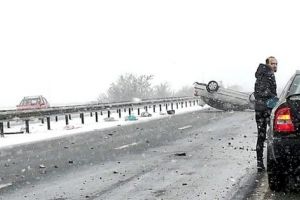 Patru maşini lovite şi trei răniţi la Lunca Corbului