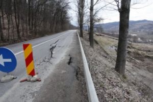 Alunecare de teren în Vâlcea. Circulaţia pe DN67 este restricţionată