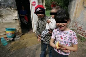 Trimişi la cerşit sau la şcoală?