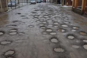 Cluj-Napoca - Evitaţi strada Mozart: Oamenii cu bani să o repare singuri - FOTO