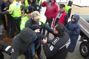 Scandal la Mangalia in timpul demolarii unui bar de pe faleza. Politistii Locali injurati si agresati de proprietarii localului (galerie foto)