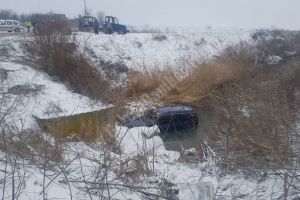 DÂMBOVIȚA: O tânără a căzut cu maşina într-un pârâu. 4 persoane rănite