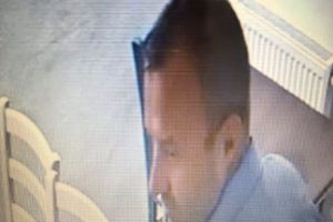 L-aţi văzut? Sunaţi urgent la 112. Poliţia caută cu ajutorul populaţiei un infractor