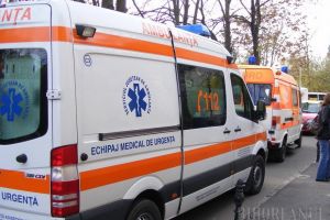 O funcţionară a fost luată de ambulanţă după ce a aflat că salariul de bază îi va scădea la 5.000 lei