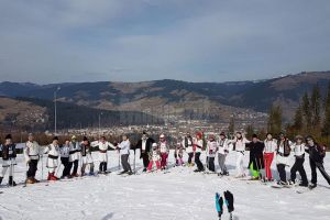 Schiorii sunt invitaţi la Vatra Dornei la o paradă a costumelor populare pe pârtia Veveriţa